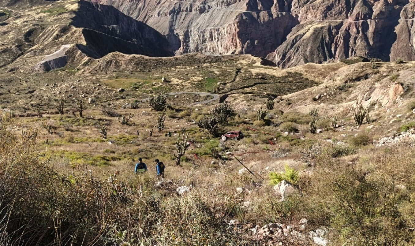 Camioneta terminó al fondo del barrando en el sector Chonja en Cotahuasi-La Unión