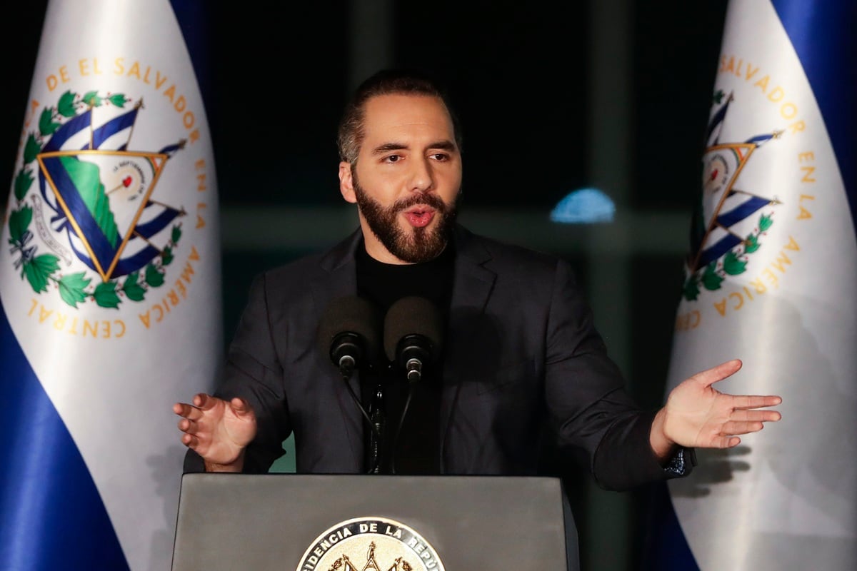 El mandatario salvadoreño fue proclamado candidato presidencial de Nuevas Ideas junto al vicepresidente Félix Ulloa. Su postulación se produce después de los cambios constitucionales aprobados en 2025 que permiten la reelección indefinida. (Rodrigo Sura / EFE)