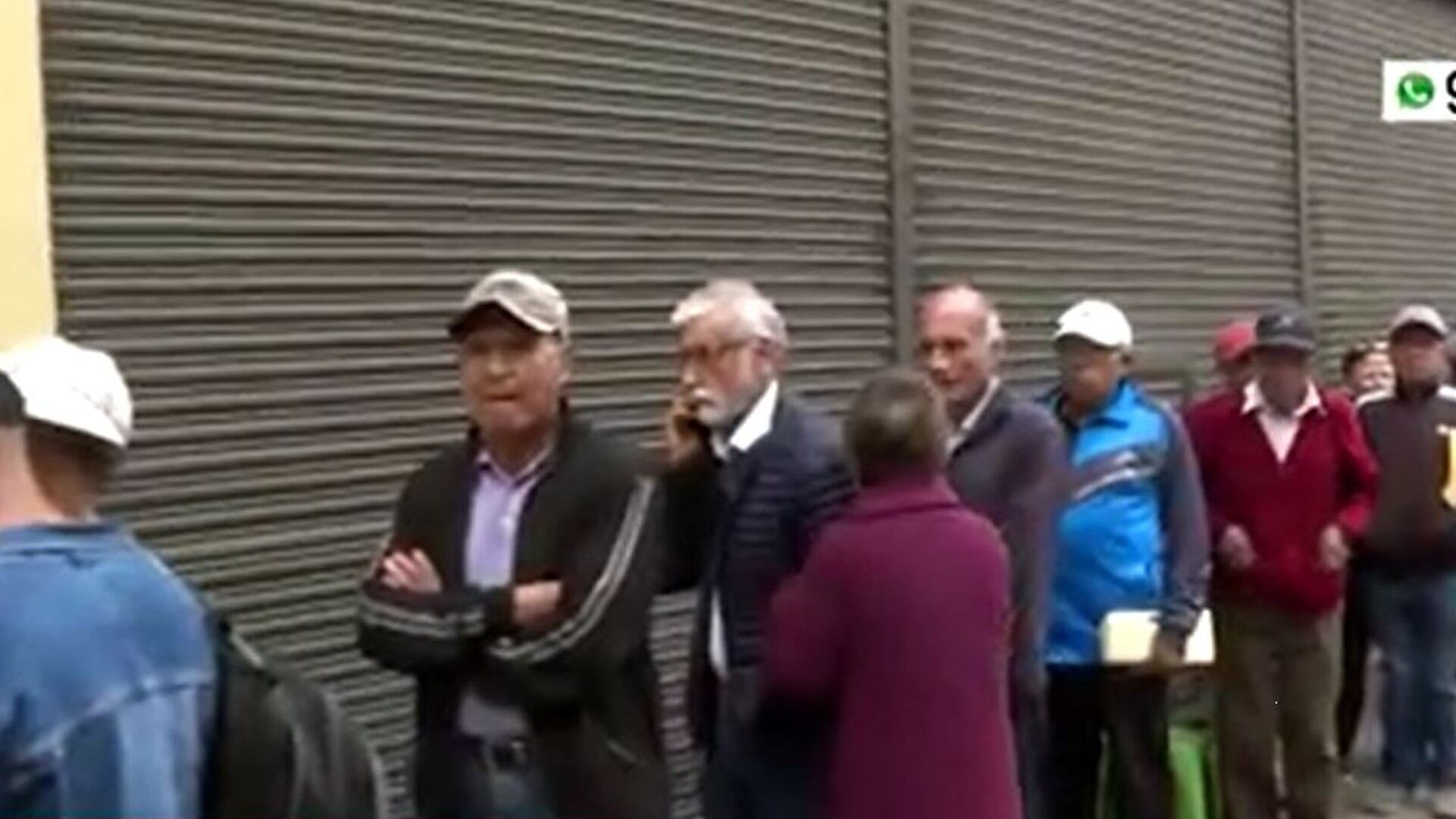 Fonavistas hacen largas colas para devolución de aportes.