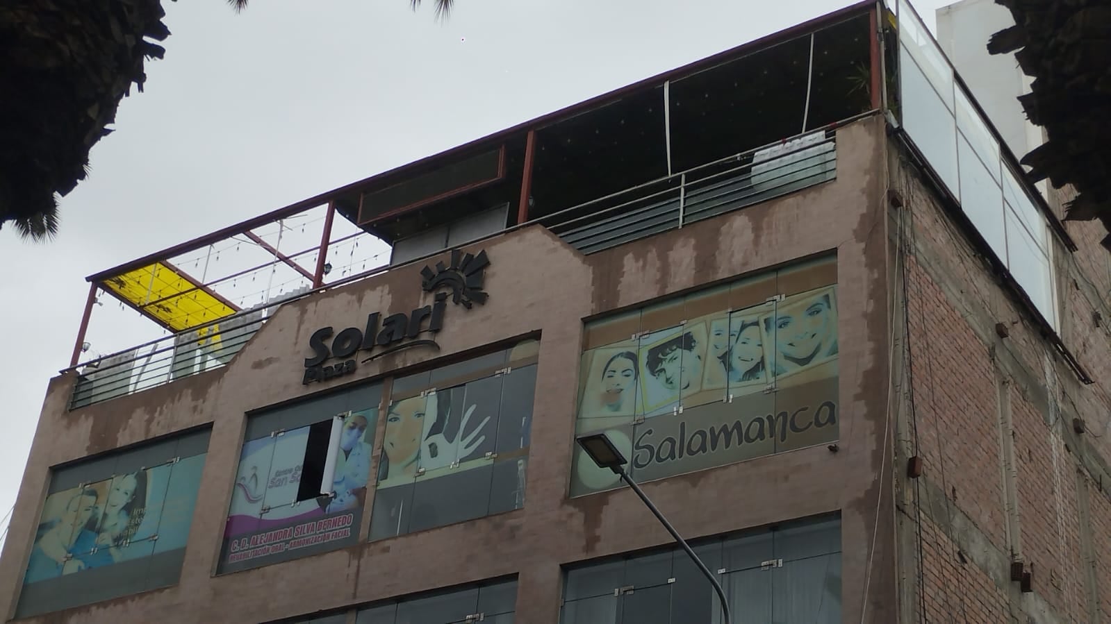 Ventarrón se llevó las mámparas de centro comercial. (Fotos: Correo)