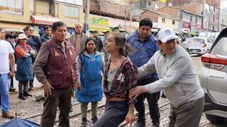 Violento desalojo de turista británica que vivía debajo de un puente en Cusco (VIDEO)