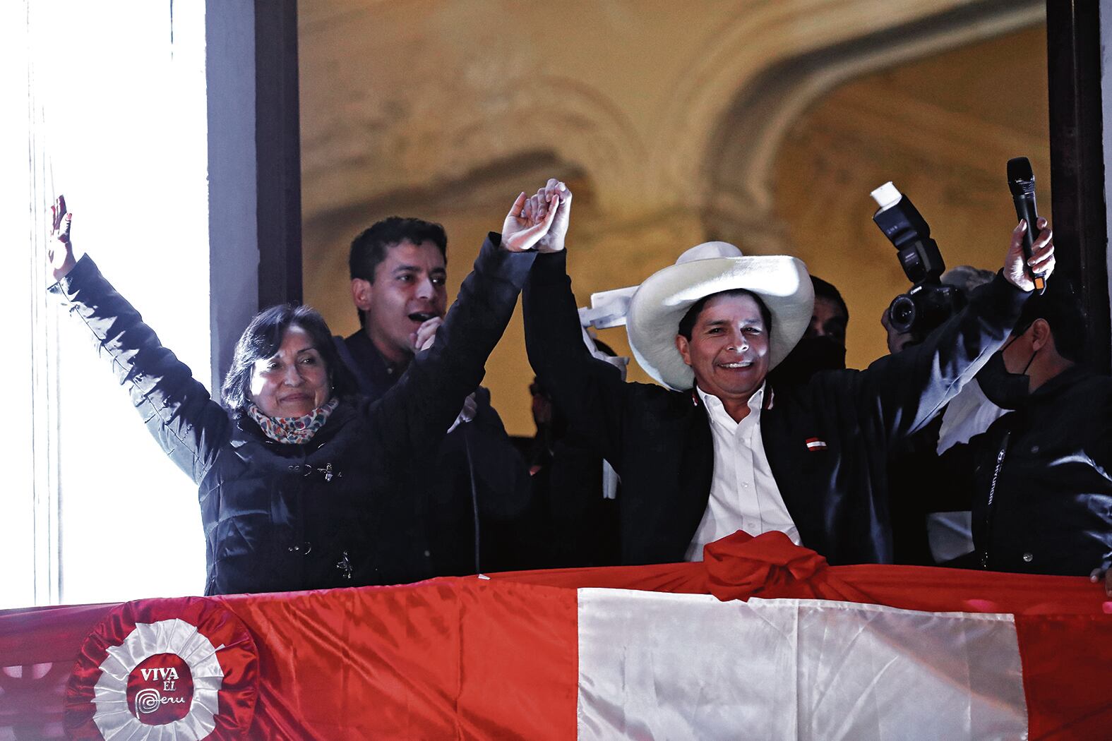 Dina Boluarte cuando era electa vicepresidenta de la República, junto al ahora es presidente Pedro Castillo.
