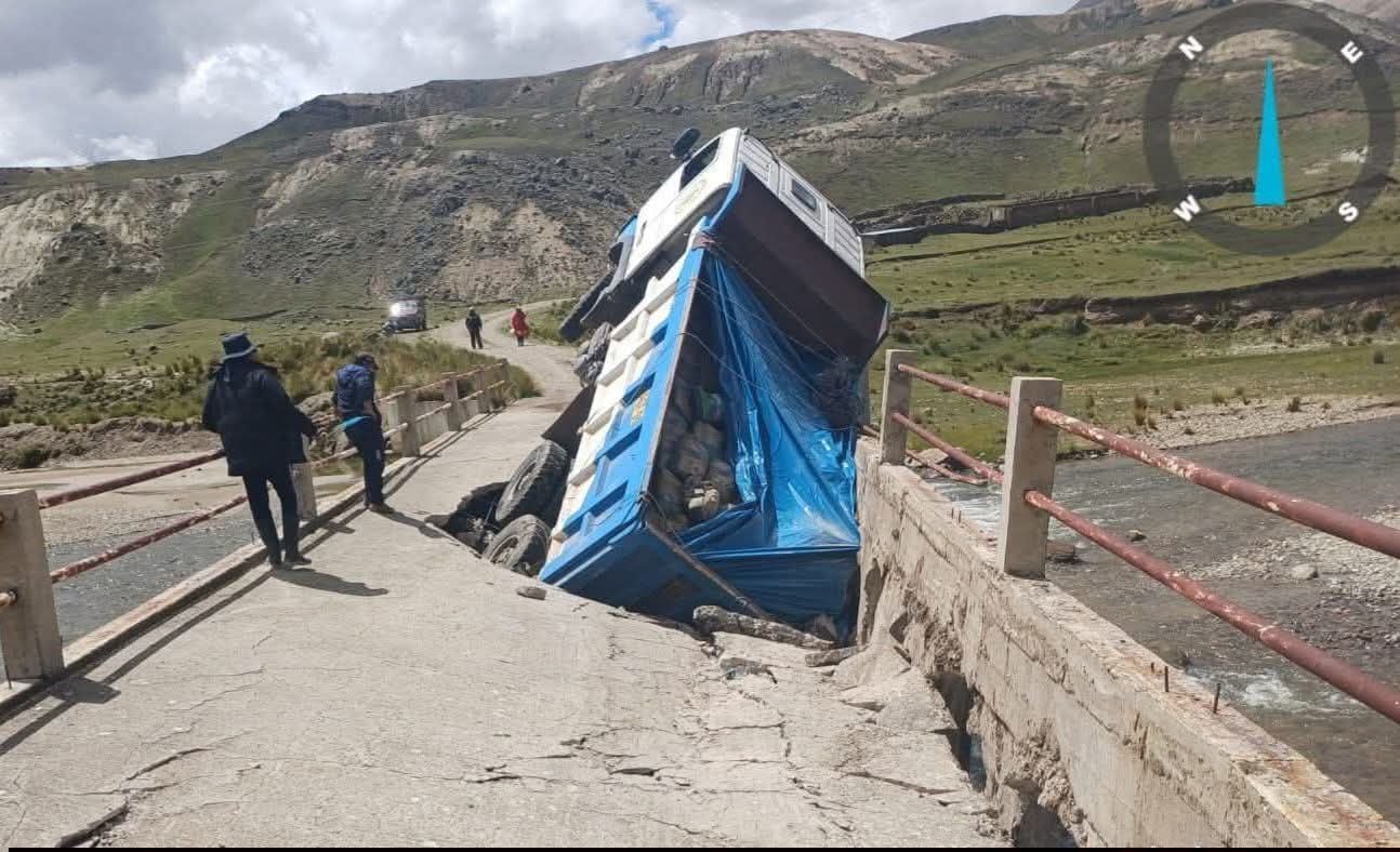 Volquete quedó atrapado en puente Puyca el 10 de abril. (Foto: Difusión)