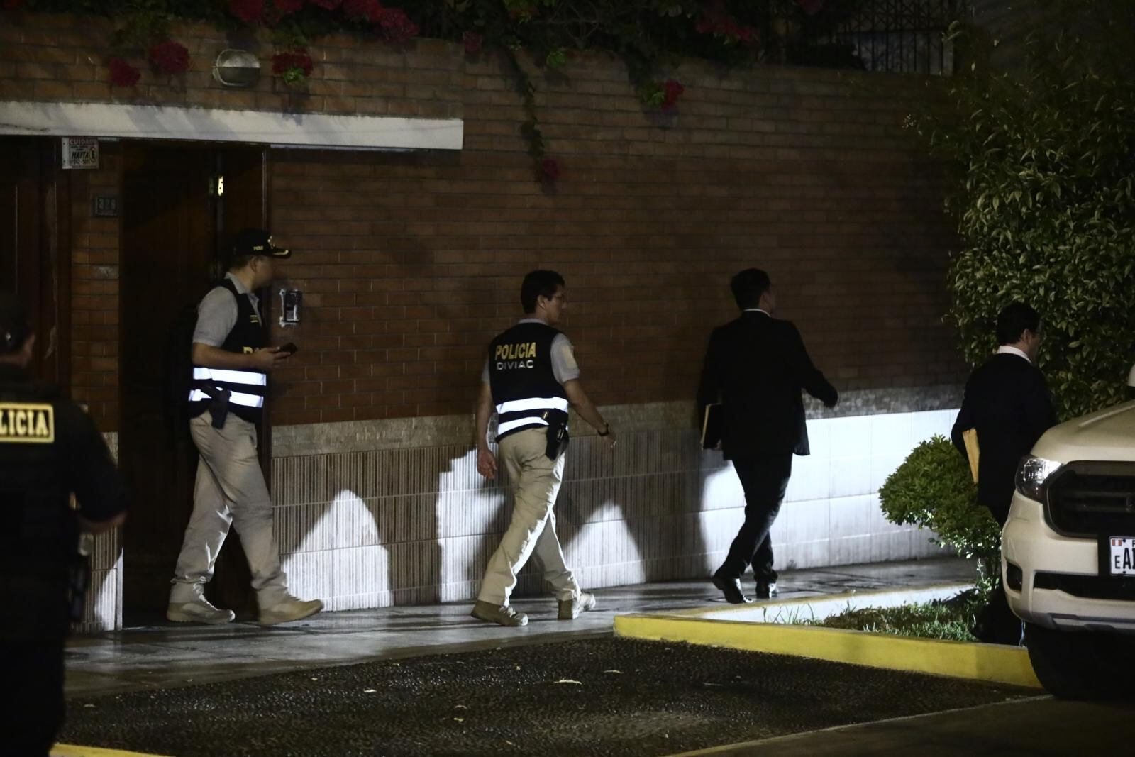 El día del allanamiento en la casa de la presidenta Dina Boluarte por el caso Rolex, estuvo presente su empleada, también trabajadora de la empresa del hermano de la procuradora general del Estado. (Foto: César Grados | El Comercio)