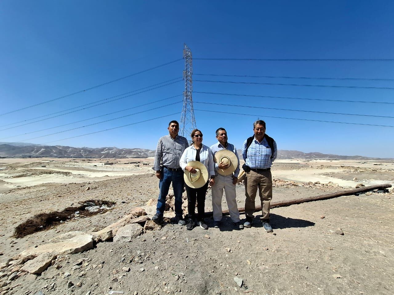Dirigentes de Ampaca en terreno Pampa La Estrella. Foto: GEC