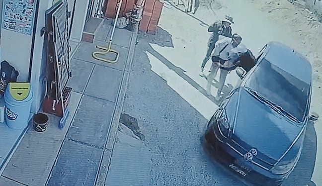 Ladrones arrastran a mujer para robarle su cartera con dinero en Arequipa