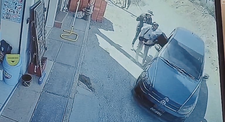 Ladrones arrastran a mujer para robarle su cartera con dinero en Arequipa