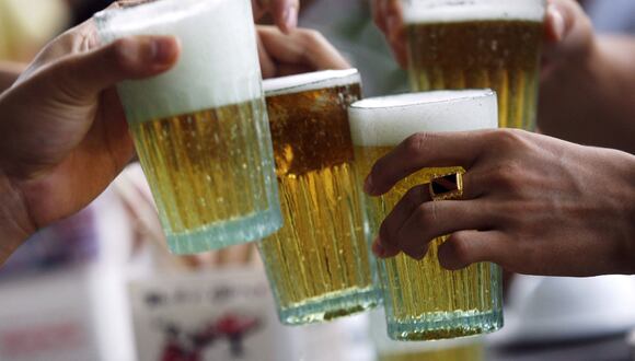 Botan 100 millones de litros de cerveza en Francia por cuarentena de coronavirus. Foto: REUTERS/Kham/Files