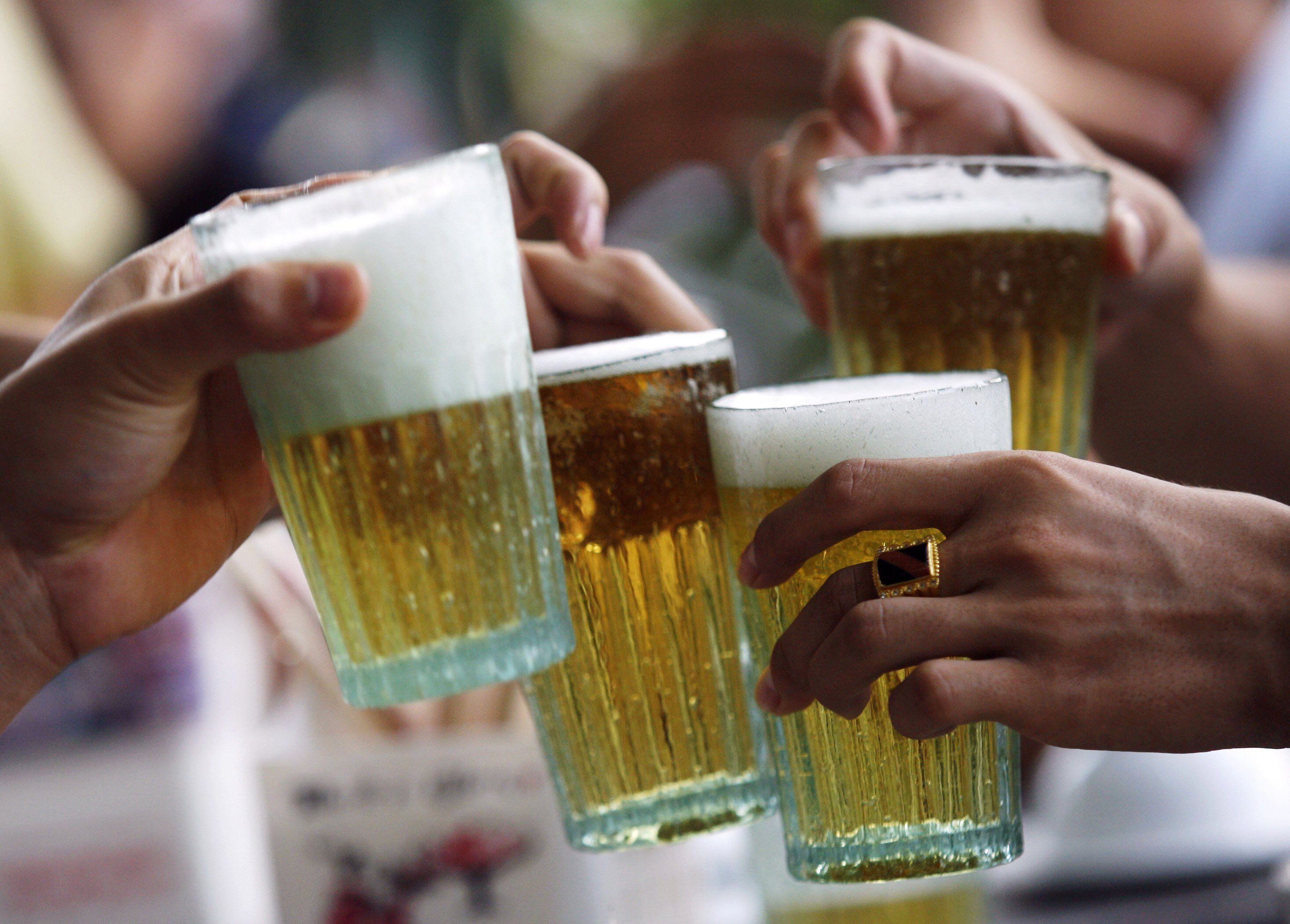 Botan 100 millones de litros de cerveza en Francia por cuarentena de coronavirus. Foto: REUTERS/Kham/Files