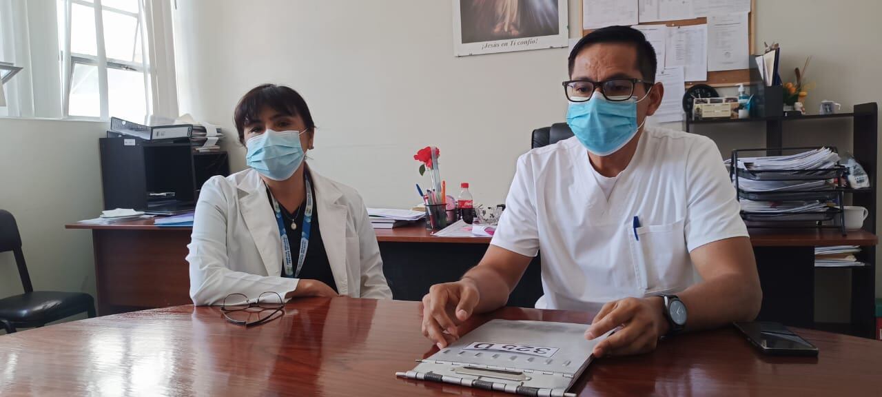 Olenka Zavala, subdirectora del hospital Honorio Delgado y Daniel Santos, jefe del área de Obstetricia del nosocomio. Foto: GEC.