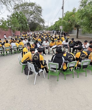 Alumnos recibieron clases en la calle en Sullana