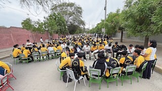 Alumnos recibieron clases en la calle en Sullana