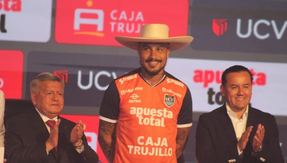 El delantero nacional se puso la camiseta del “Poeta”. Además, lució un sombrero de chalán. (Foto: Pool Wilgen Aguilar Pedro)