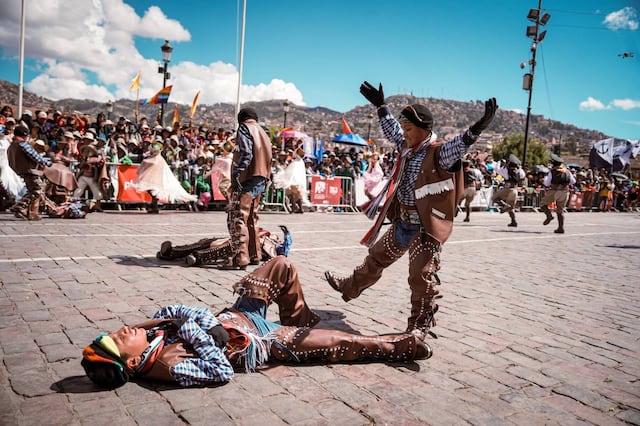 Fiestas del Cusco: Derroche de talento en concurso de danzas de nivel primario