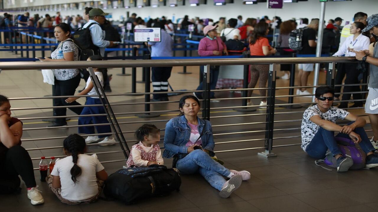 Este sábado continuó la incertidumbre en en el aeropuerto Jorge Chávez por retraso de vuelos. Fotos: Julio Reaño/@Photo.gec