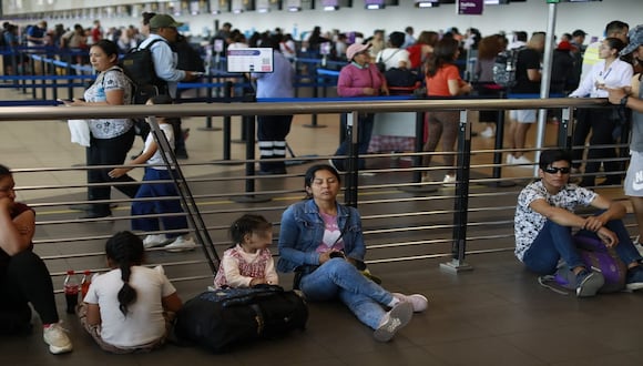 Este sábado continuó la incertidumbre en en el aeropuerto Jorge Chávez por retraso de vuelos. Fotos: Julio Reaño/@Photo.gec
