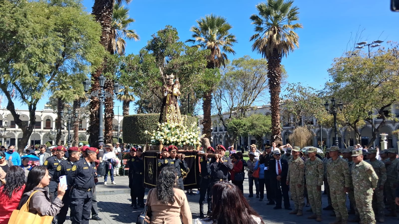 Procesión en el día de San Antonio de Padua en Arequipa. (Foto: Flor Barrios/@photo.gec)