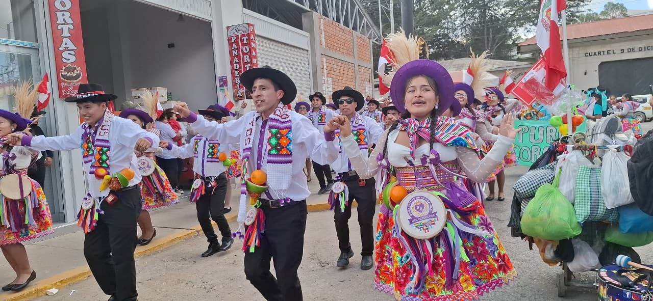Artistas y orquestas defienden sus presentaciones en festividades del Santiago frente a pedidos de suspensión