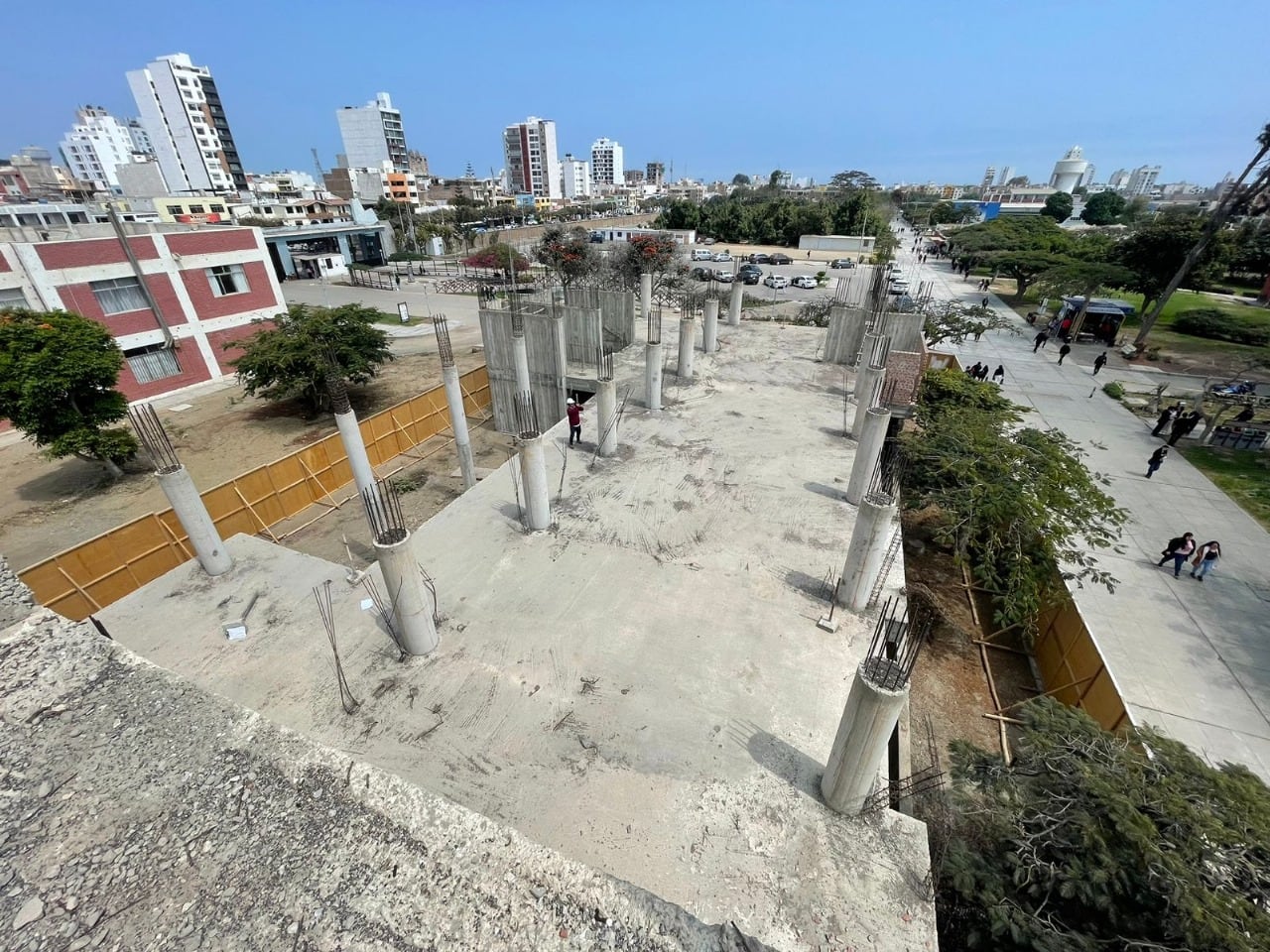 Contraloría alertó que trabajos están abandonados más de 10 años y recomendó su demolición.