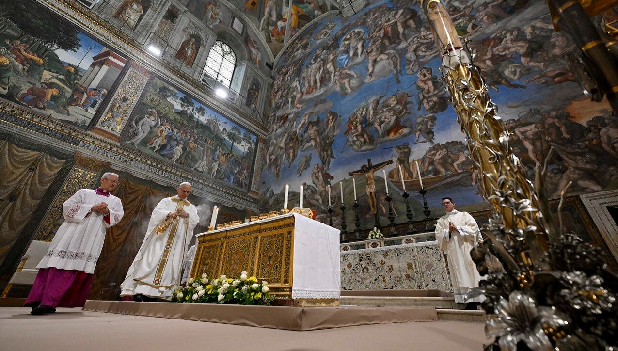 El papa León XIV ofició este viernes su primera misa en la Capilla Sixtina ante los 133 cardenales que lo eligieron. (Foto: EFE/ Dicasterio para la Comunicación del Vaticano/Mario Tomassetti)