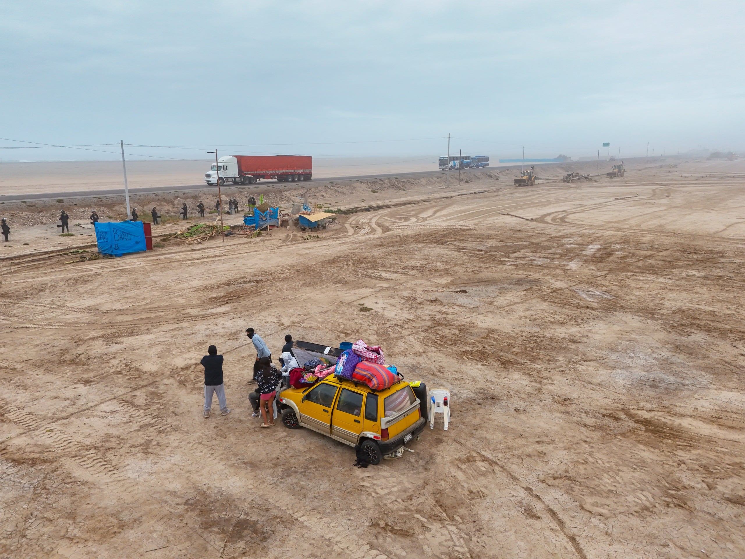 Familias tuvieron que abandonar las ocupaciones ilegales, tras el desalojo de invasiones en terrenos destinados para el puerto Corío en Islay (Foto: GRA)