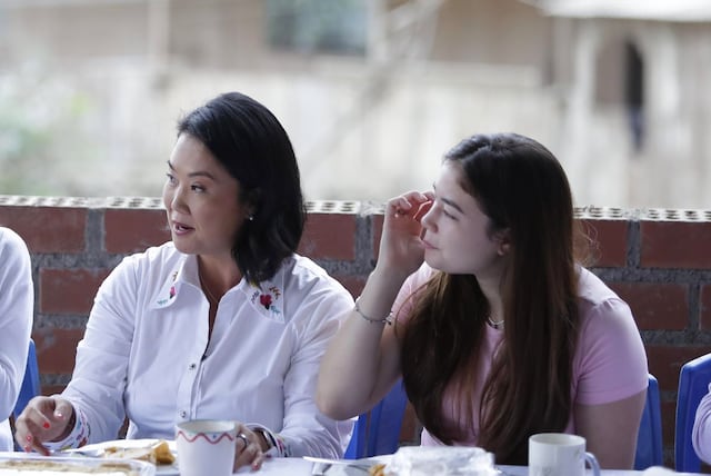 Keiko Fujimori llegó a San Juan de Lurigancho acompañada de sus hijas Kiara y Kaori. (Foto: GEC)