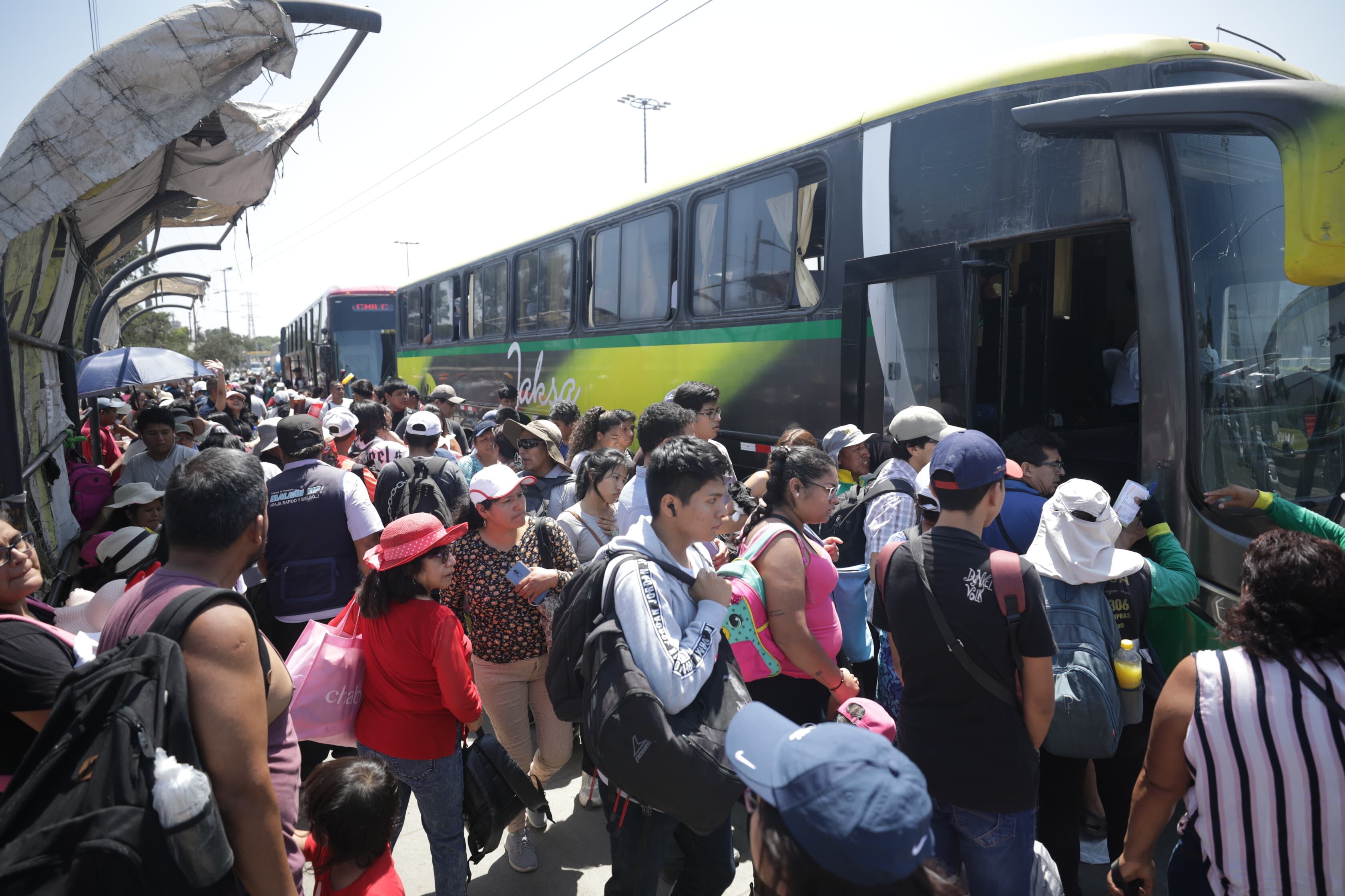 Familias salen de Lima para pasar el feriado largo de Semana Santa en el sur del país. Fotos Britanie Arroyo / @photo.gec