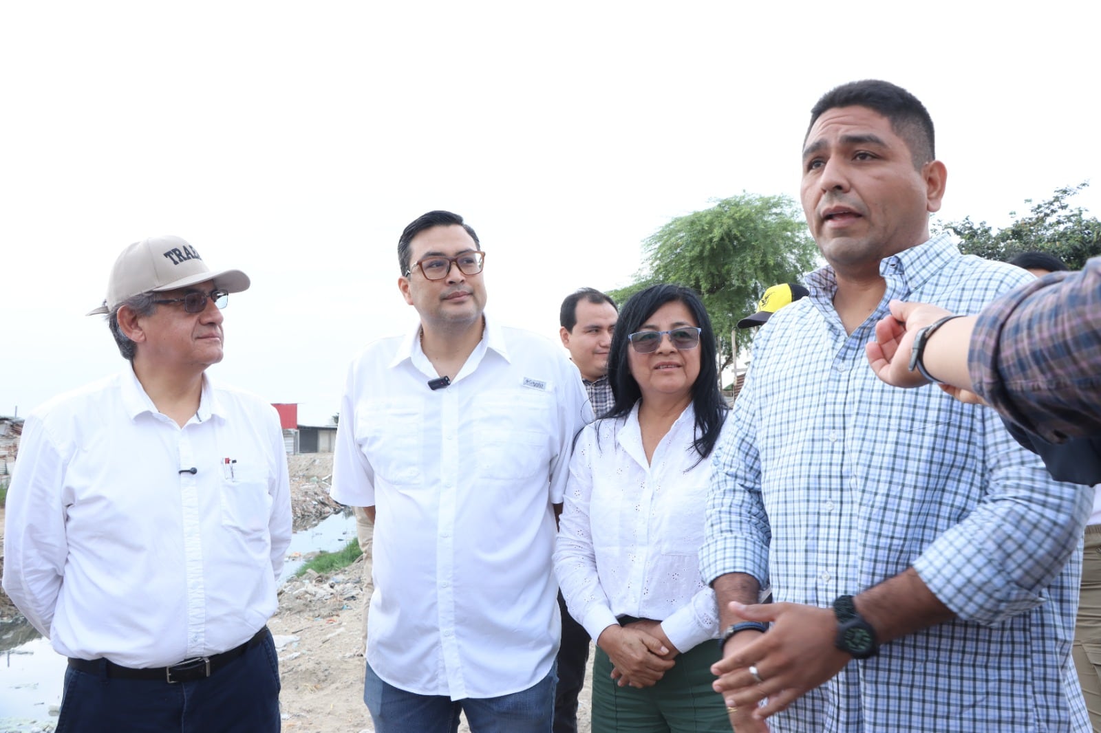 El alcalde Francisco Cevallos y el ministro de trabajo realizaron una visita técnica al dren Japón-Turquía.