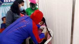 Enfermeras vestidas de Spiderman y Hulk vacunan a niños en Huancavelica (VIDEO)