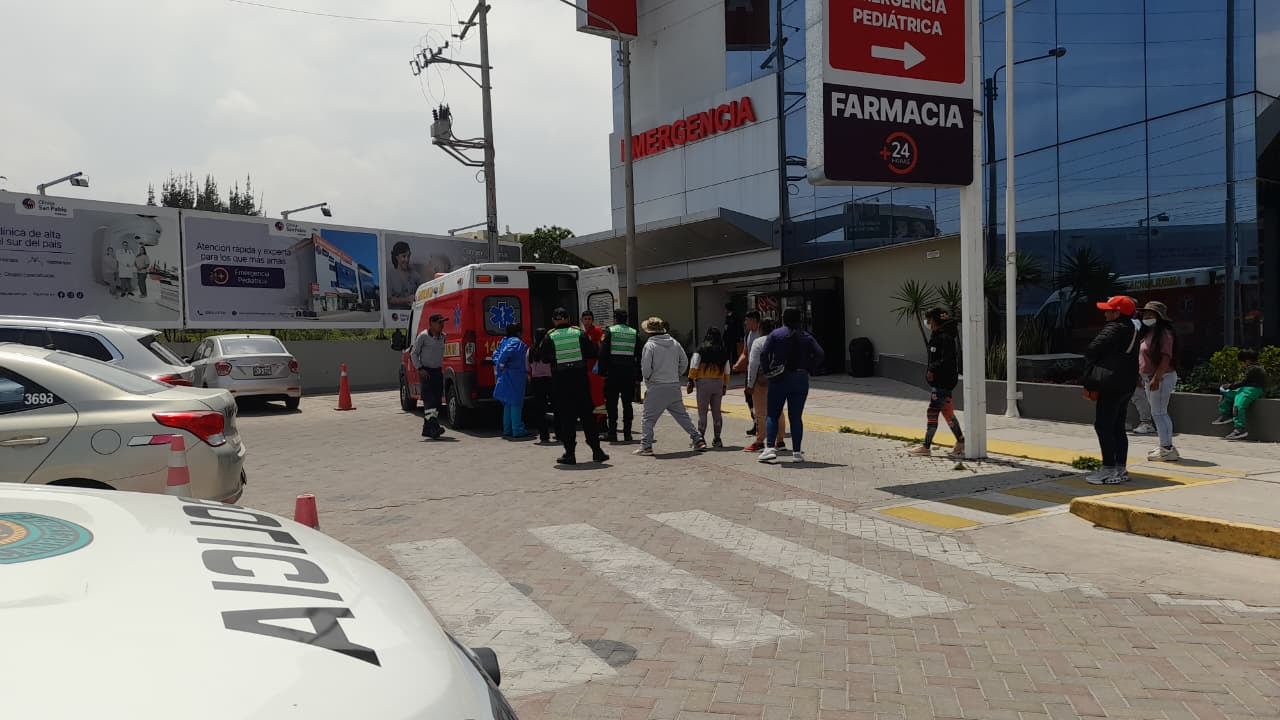 Heridos del accidente en Imata fueron trasladados por los efectivos y bomberos a la clínica (Foto: Pedro Torres)