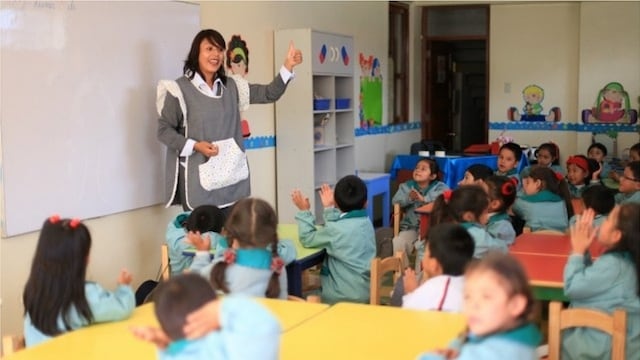 MEF oficializa aumento de S/100 para profesores de colegios públicos