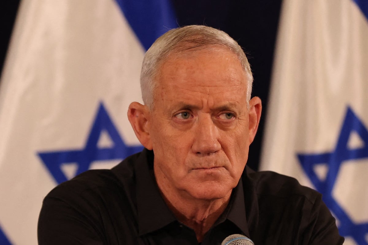 Benny Gantz, miembro del Gabinete de Guerra israelí y principal adversario político del primer ministro, Benjamín Netanyahu, dijo que Irán es “un problema global”. (Foto de Abir SULTAN / POOL / AFP)