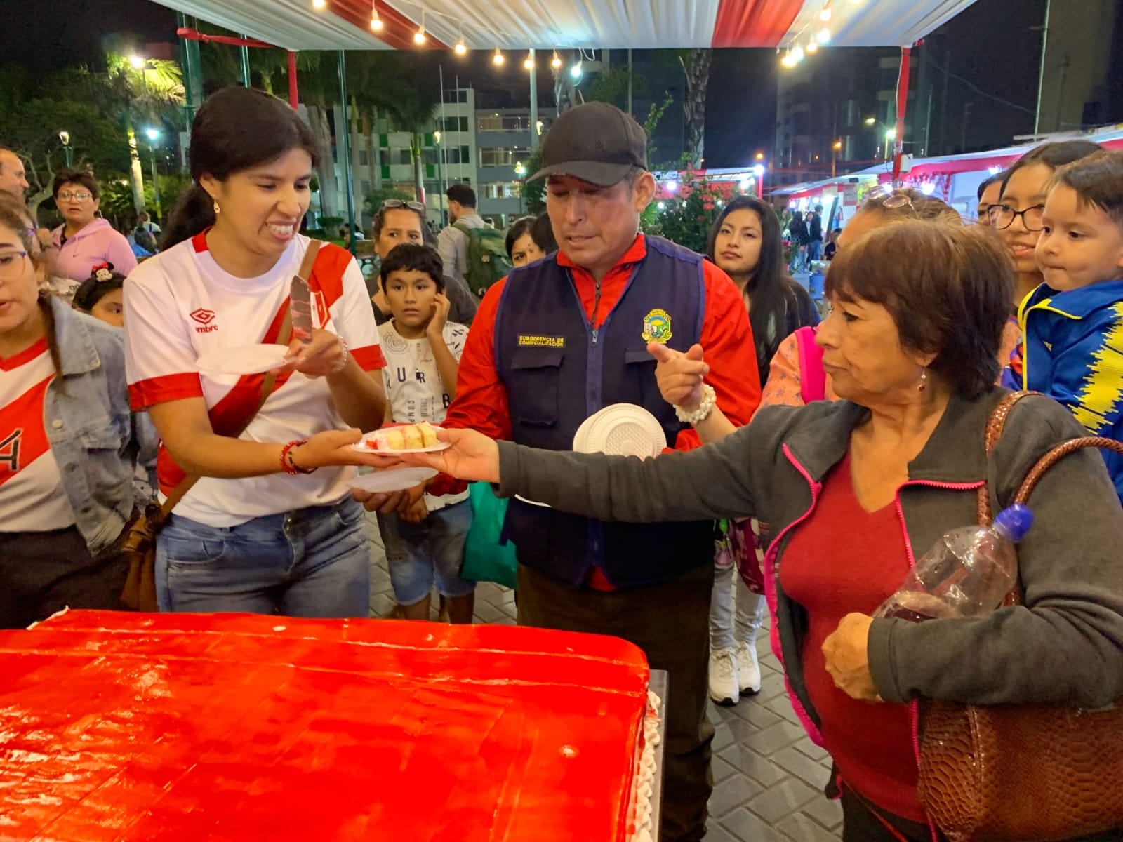Familias neochimbotanas degustaron la torta que se preparó para celebrar la independencia del país.