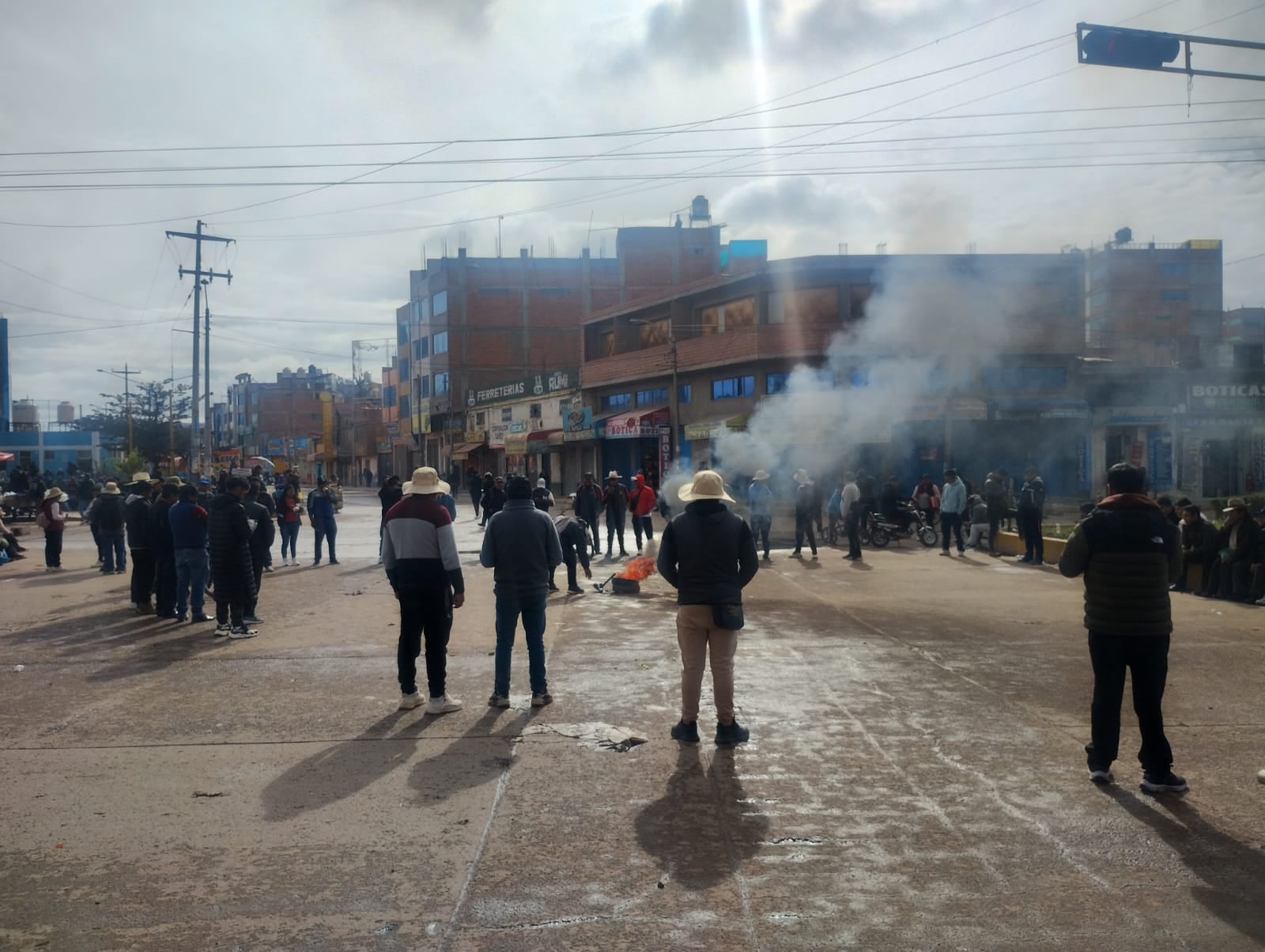 Desde la madrugada, grupos de transportistas bloquearon principales accesos y calles de la ciudad, obstaculizando el tránsito de vehículos.