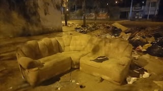 Ica: arrojan a la basura juego de muebles en plena avenida Arenales y genera malestar