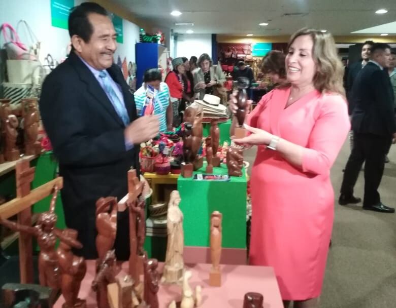 Presidenta Dina Boularte quedó admirada con el tallado de madera de artesano Oscar Aquino.