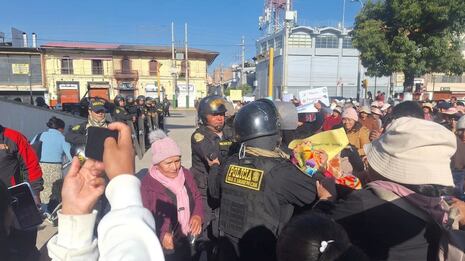 Madres de los comedores populares protestan por cinco meses de desabastecimiento en Huancayo (VIDEO)
