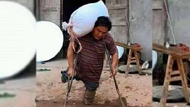 ​¡Admirable! Hombre con discapacidad física trabaja cargando sacos para mantener a sus hijos
