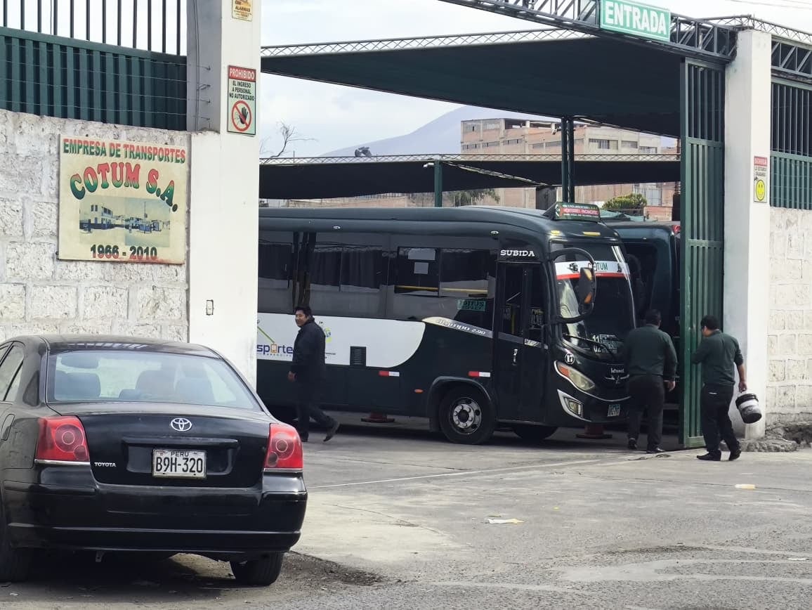 Buses de la empresa Cotum que no salieron a trabajar quedaron en sus terminales (Foto: GEC)
