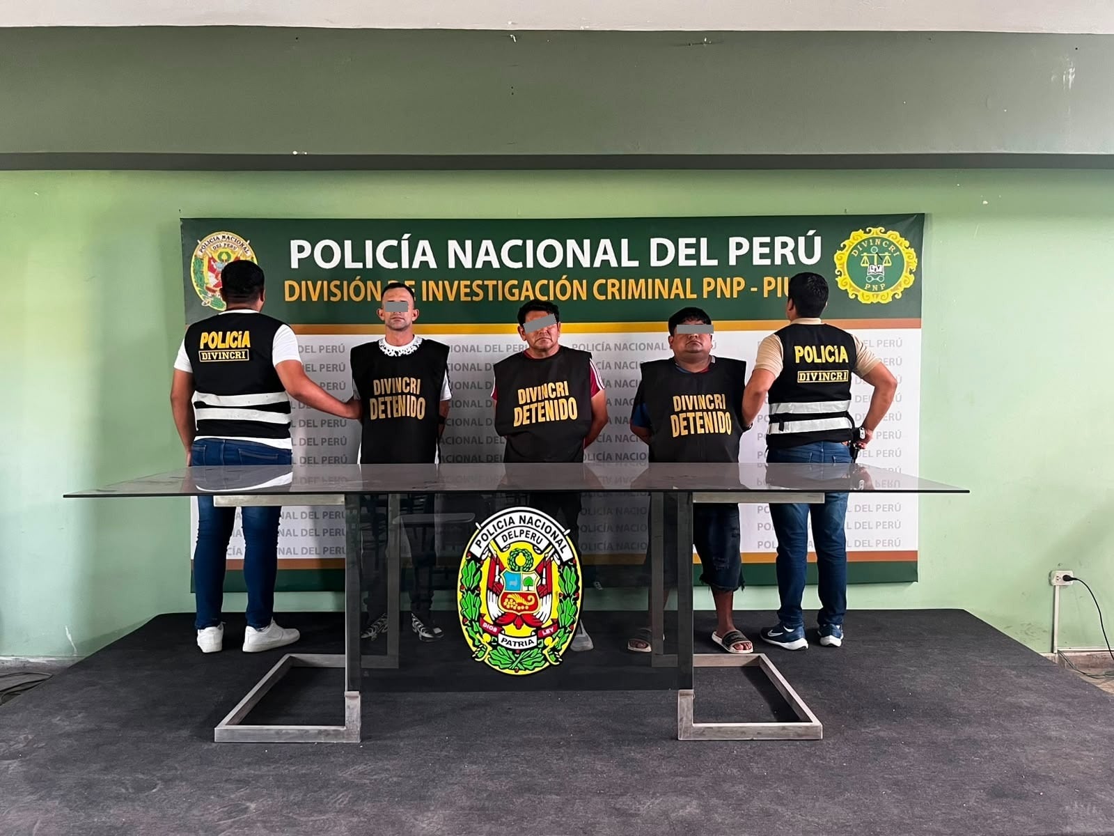 Policía detiene a tres personas por el delito de robo agravado.