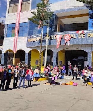 Protesta contra alcalde de Paucarbamba termina en momentos de tensión