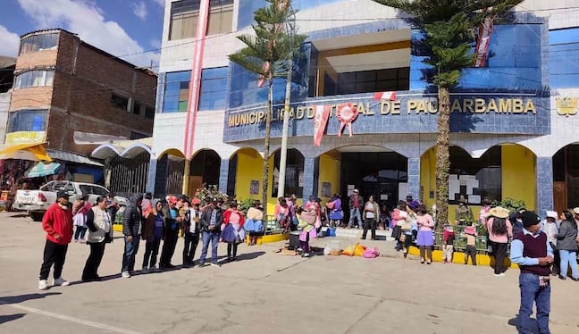 Protesta contra alcalde de Paucarbamba termina en momentos de tensión