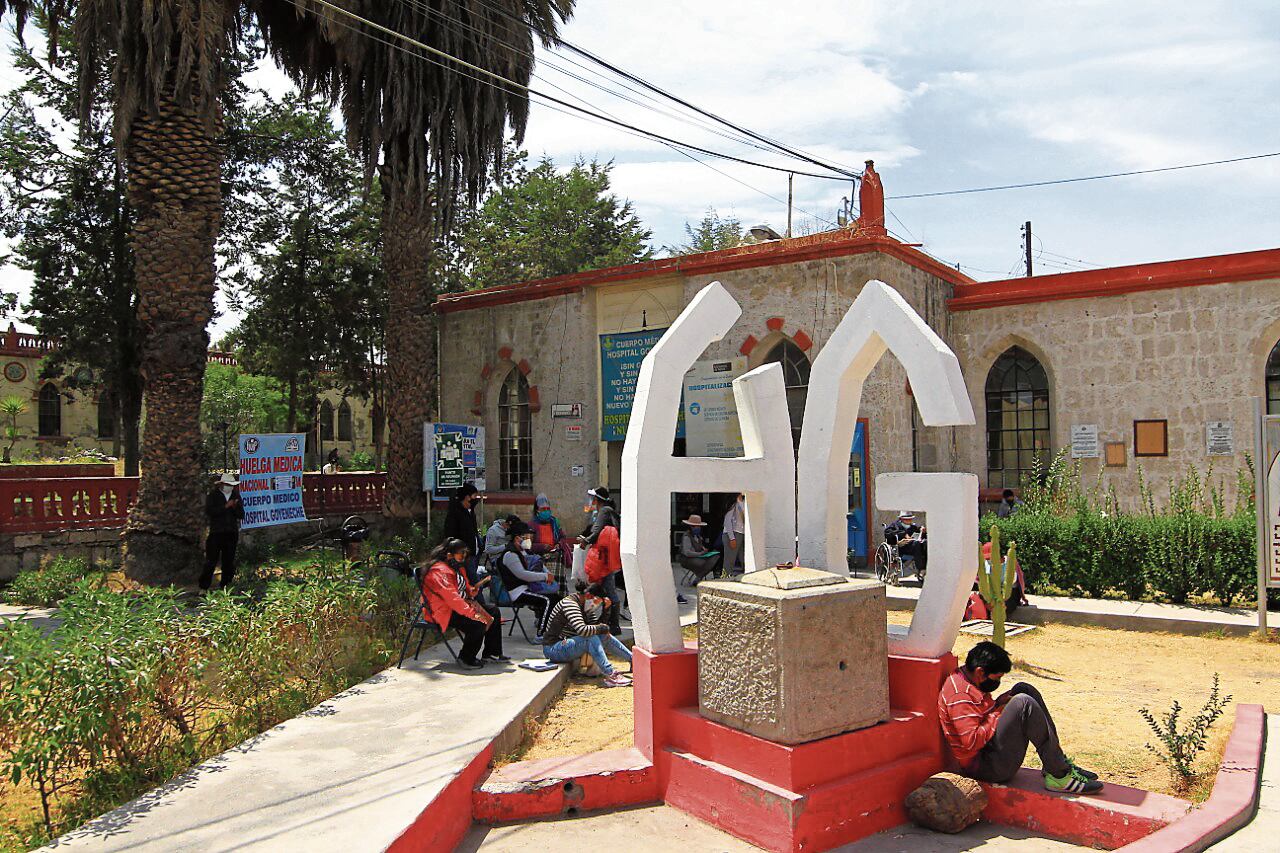 Madre y bebé son analizados en nosocomio. Foto: GEC.