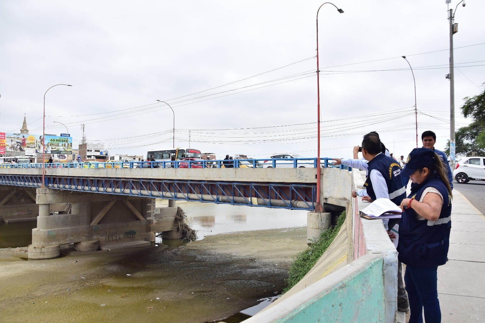 Los representantes del Ministerio Público, Municipalidad Provincial de Piura y Gobierno Regional verificaron que el viaducto presenta serias afectaciones, motivo por el cual es necesario retirar los semáforos de las avenidas Irazola y Guardia Civil, para evitar que los vehículos se estacionen sobre la plataforma