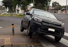 Trujillo: Conductor choca contra bolardos de seguridad y abandona su vehículo