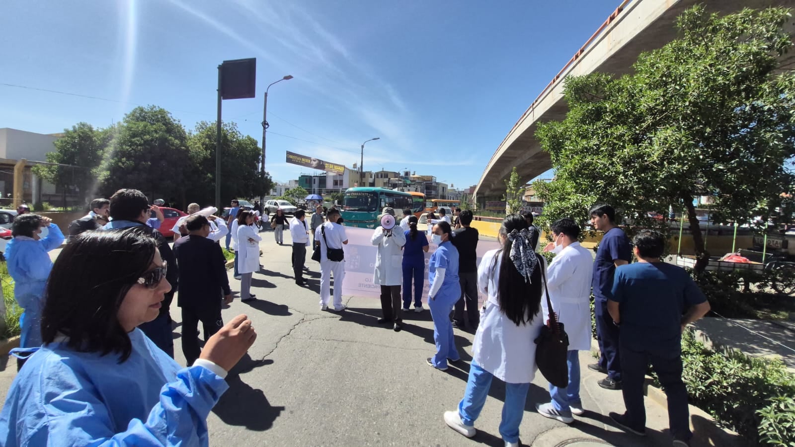 Médicos del hospital Honorio Delgado Espinoza en huelga indefinida hace 2 semanas (Foto: Pedro Torres/@photo.gec)