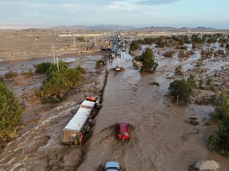 Ica: huaicos arrastran camión y dejaron cientos de vehículos varados en Ocucaje