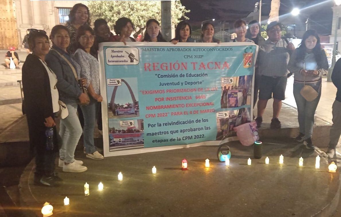 Maestros protagonizaron una vigilia en el atrio de la Catedral de Tacna. (Foto: Difusión)