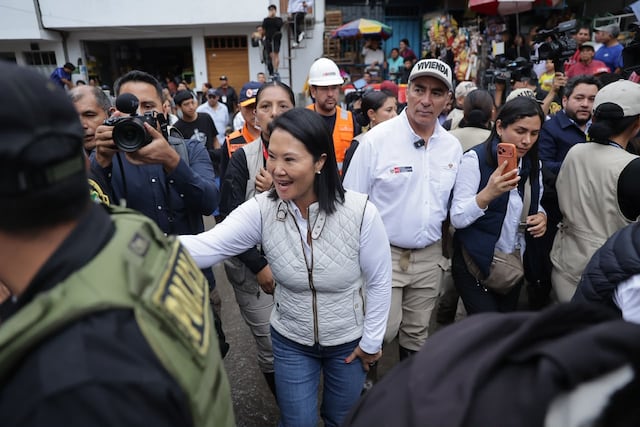 Keiko Fujimori inspecciona zonas afectadas por lluvias en Villa María del Triunfo