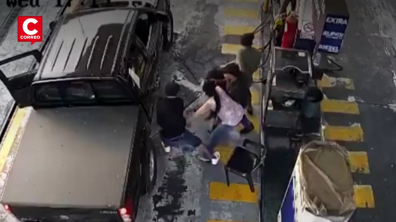 Delincuentes armados atacaron a una madre y su hija en una gasolinera; la mujer fue llevada a la fuerza mientras la niña quedaba en el suelo llorando.
